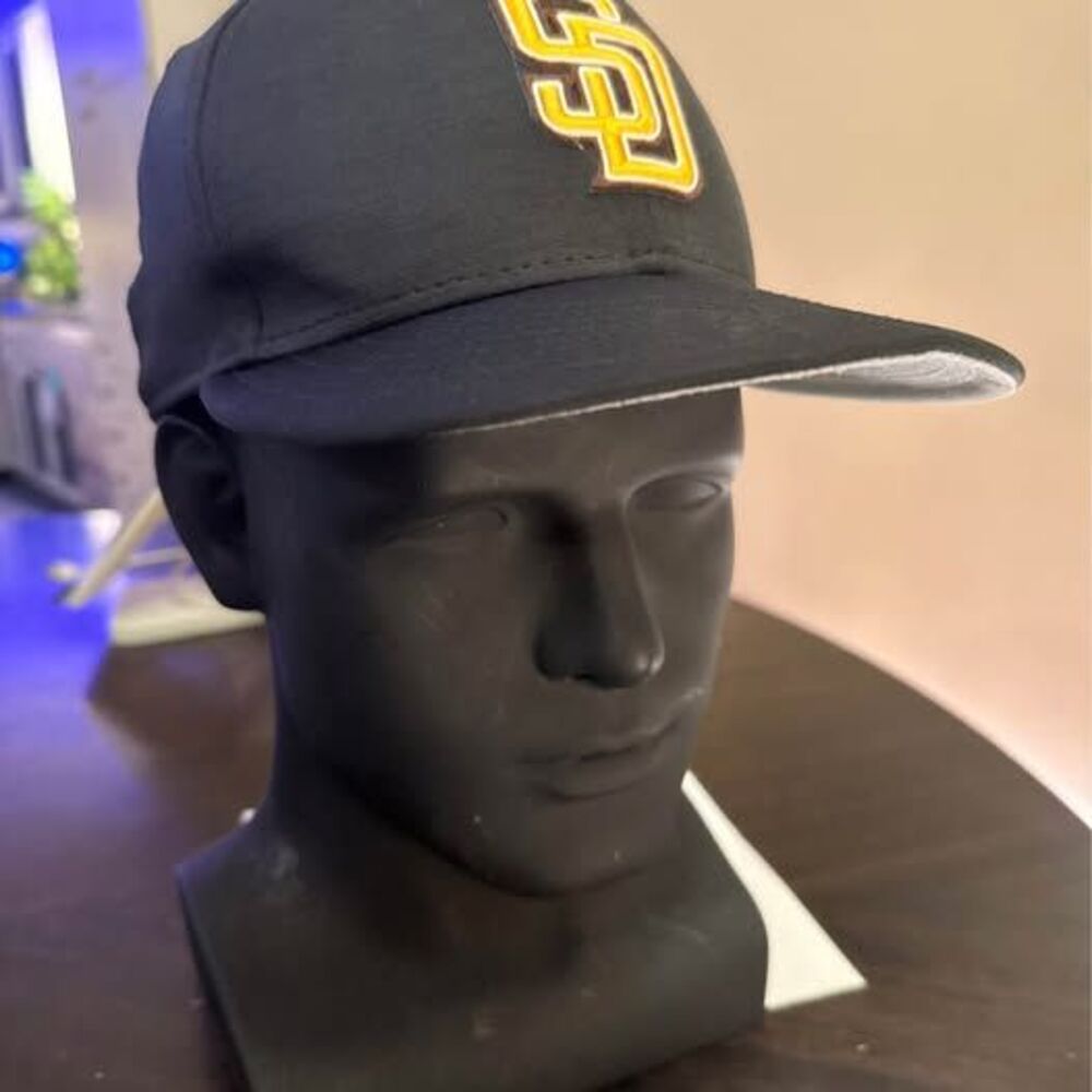 New Era 59FIFTY San Diego Padres Black and Gold SD logo. Fitted Hat Size 7 1/8